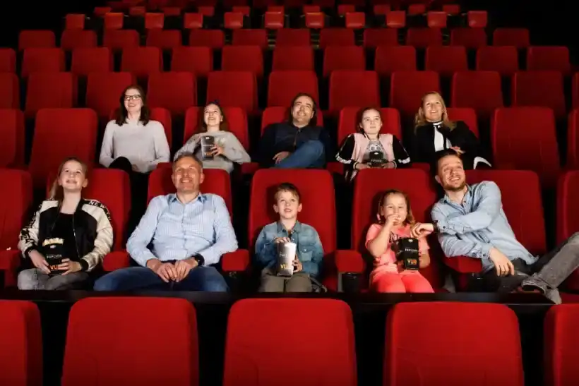 Mensen in zaal van biosscoop